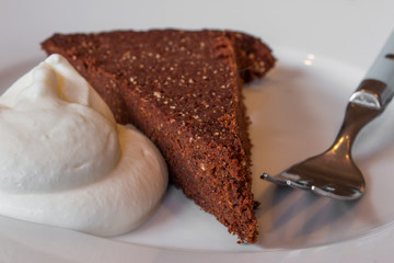 Schokokuchen angerichtet auf Teller