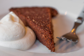 Schokokuchen angerichtet auf Teller
