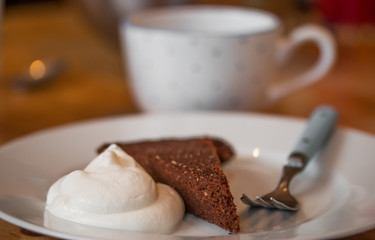 Schokokuchen angerichtet auf Teller