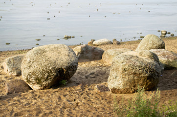 Obraz premium large boulders on the shore of lake