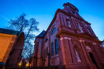 Kirchengebäude St. Ignaz in Mainz bei Nacht