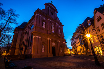 Kirchengebäude St. Ignaz in Mainz bei Nacht