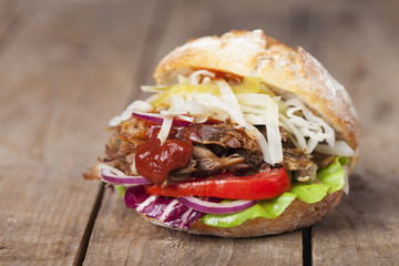 Pulled pork in einem Brötchen