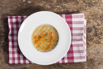Bayerische Nudelsuppe in einem Teller