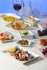 griechische Vorspeisen mit Wein