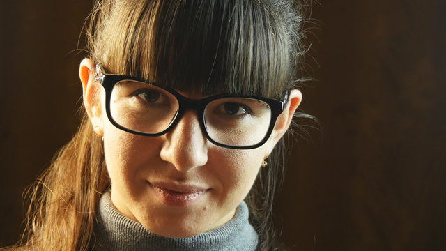 Portrait young smiling woman wearing glasses.