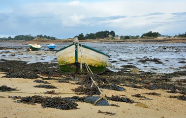 Barque sur le sable &agrave; mar&eacute;e basse &agrave; Port-Blanc en Bretagne
