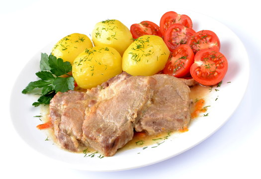 mięso duszone z ziemniakami i pomidorem