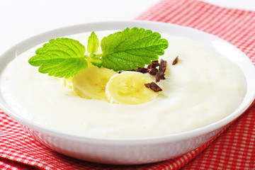 Semolina pudding with banana