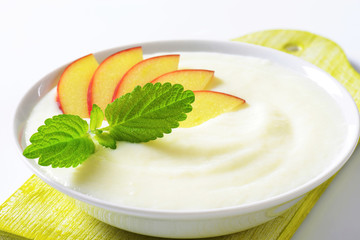 Semolina pudding with fresh apple