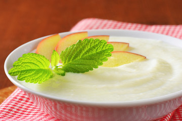 Semolina pudding with fresh apple