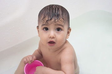 ребенок играет в ванне