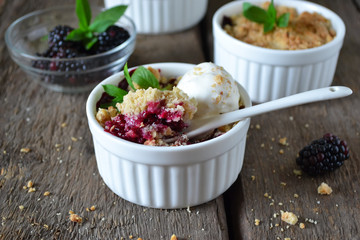 Blackberry crumble with oatmeal and almonds, rustic style
