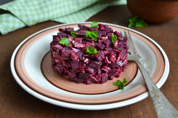 Salad with beets and chicken with walnut sauce