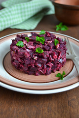 Salad with beets and chicken with walnut sauce