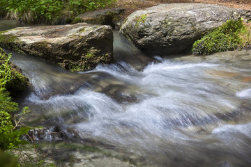 Bergbach mit Bewegungsunschärfe
