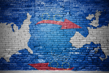 Ziegelsteinmauer mit Freihandels-Graffiti TTIP