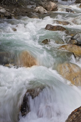 Bergbach mit kleinem Wasserfall und Bewegungsunsch&auml;rfe