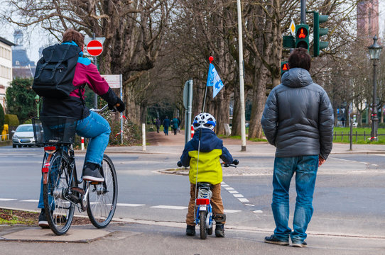 Fototapeta Kind auf einem Fahrrad im Straßenverkehr  Deutschland