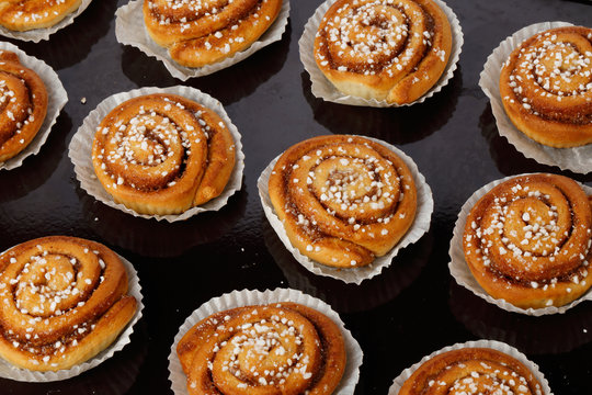 Kanelbullar p&aring; bakpl&aring;t