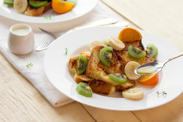 French toasts with fruits and honey