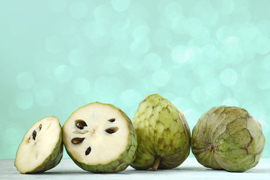 cherimoia frutta esotica sfondo bagliori pastello