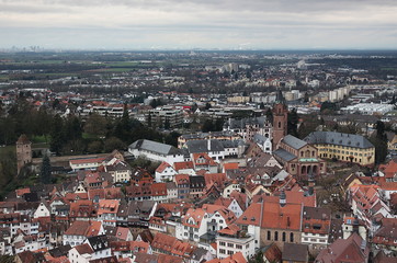Fototapeta na wymiar Stadt Weinheim bei Regen von der Burg Windeck