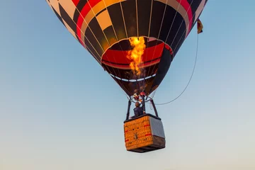 Abwaschbare Fototapete Ballon Bunter Heißluftballon am frühen Morgen