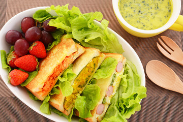 おいしそうなホットサンドとサラダ 