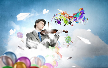 Humorous violin performer © Sergey Nivens