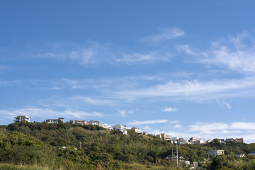 Fototapeta na wymiar 丘の上の住宅街と空