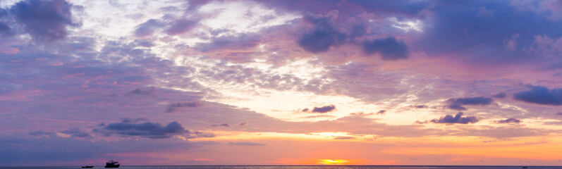 Naklejka na ściany i meble Ocean sky scape sunset