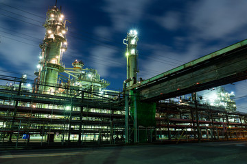 Fototapeta premium Complex network of pipes in factory at night