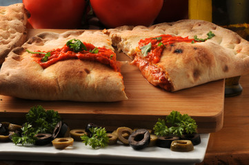 Calzone mozzarella y tomato टमाटर Olasz gasztronómia อาหารอิตาลี 이탈리아 요리 Italienska köket Kuchnia włoska Cucina italiana Итальянская кухня 義大利飲食 Italian Pêjgeha îtalî pizza cuisine המטבח האיטלקי