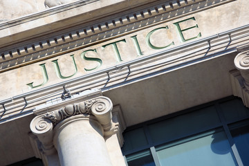 Justice sign on a Courtroom Building. - obrazy, fototapety, plakaty