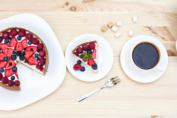 Cheesecake with fresh berries o the table