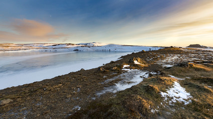 Zugefrorener Kratersee, Vulkan auf Island bei Sonnenaufgang © Sonja Birkelbach