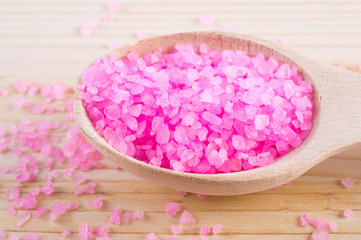 Obraz na płótnie Canvas pink sea salt bath on a wooden table in a spoon