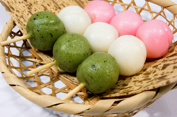 竹笹にのせた三色団子 