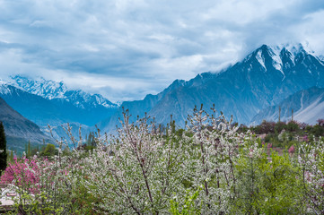 Obraz premium piękny krajobraz doliny Hunza w sezonie jesiennym, północny obszar Pakistanu
