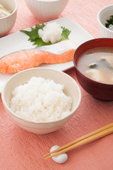 焼き鮭の和朝食