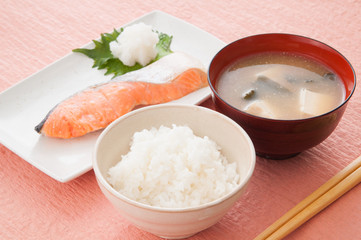 焼き鮭の和朝食