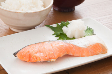焼き鮭の和朝食