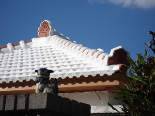 沖縄の青空と屋根