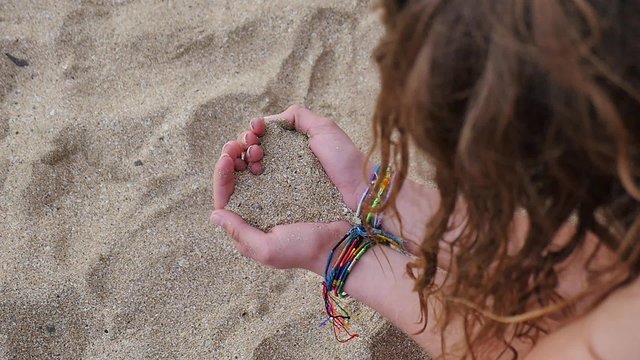 coeur de sable avec les mains