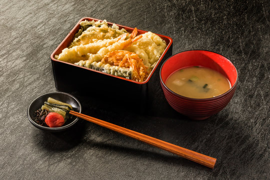 よくある天重と天丼 Japanese foods of tempura and the rice