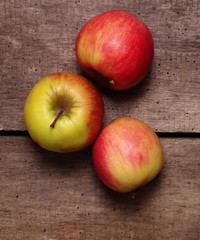 apples on the table