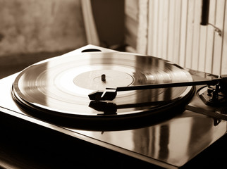 Obraz na płótnie Canvas Vintage record player with vinyl disc, close-up