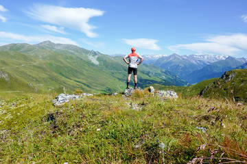 Fototapeta na wymiar Ein Wanderer blickt über die Alpen