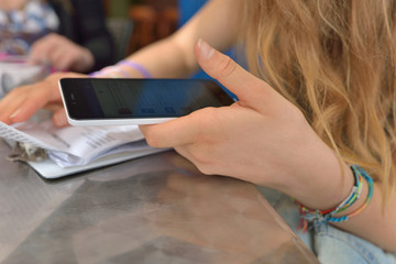 adolescente et son téléphone